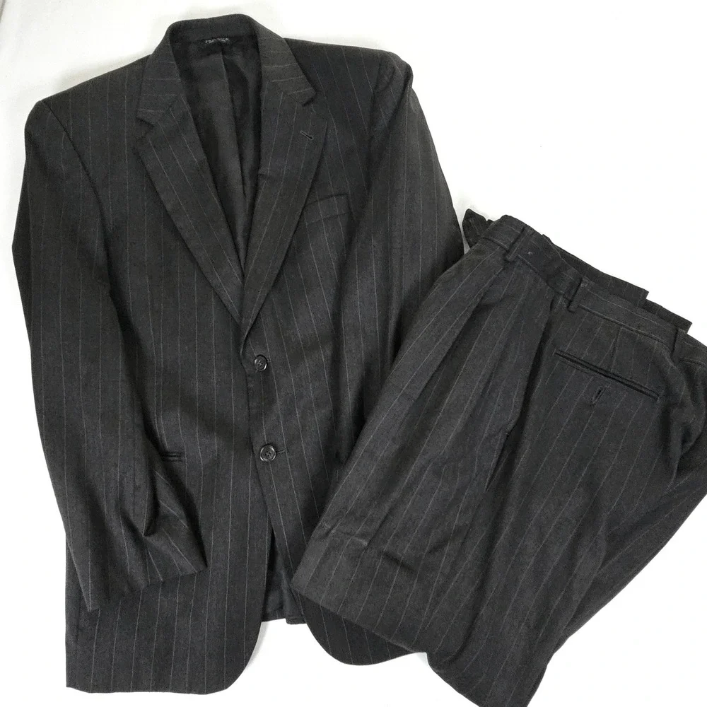 Jos A Bank Signature Collection Mens 39RG Charcoal Grey Pinstripe 100% Wool Suit